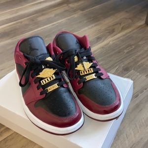Jordan 1 low- maroon with charms